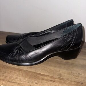 Clarks Artisan Sz 8 Black Leather Cutout Loafers 1 1/2" Heel Elastic‎ Accent